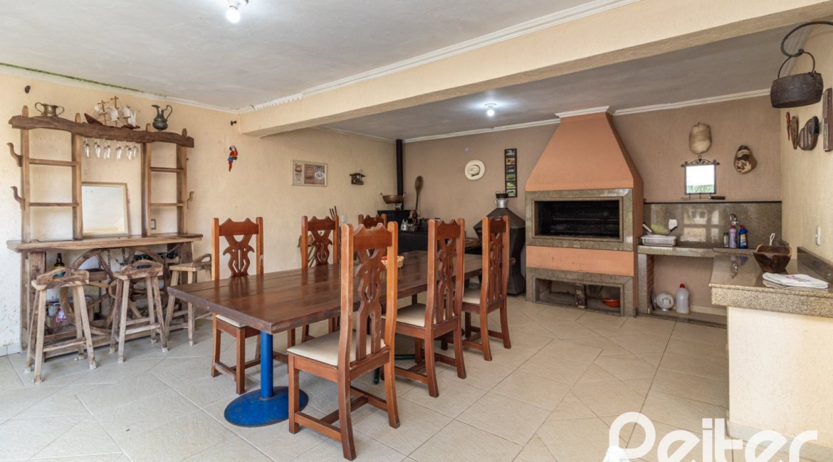 Casa à venda com 642m², 4 dormitórios, 2 suítes, 4 vagas, no bairro Ipanema em Porto Alegre