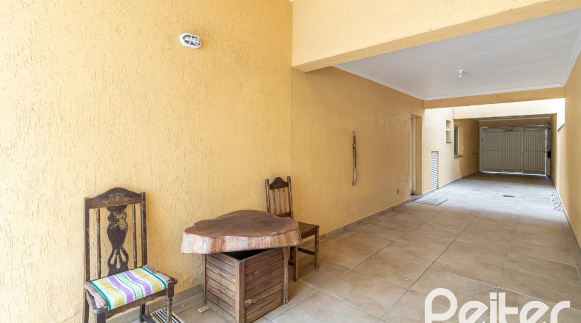 Casa à venda com 642m², 4 dormitórios, 2 suítes, 4 vagas, no bairro Ipanema em Porto Alegre