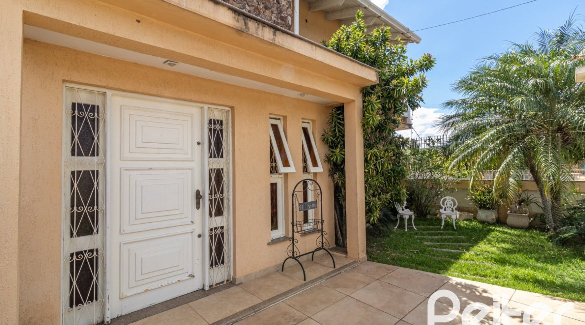 Casa à venda com 642m², 4 dormitórios, 2 suítes, 4 vagas, no bairro Ipanema em Porto Alegre