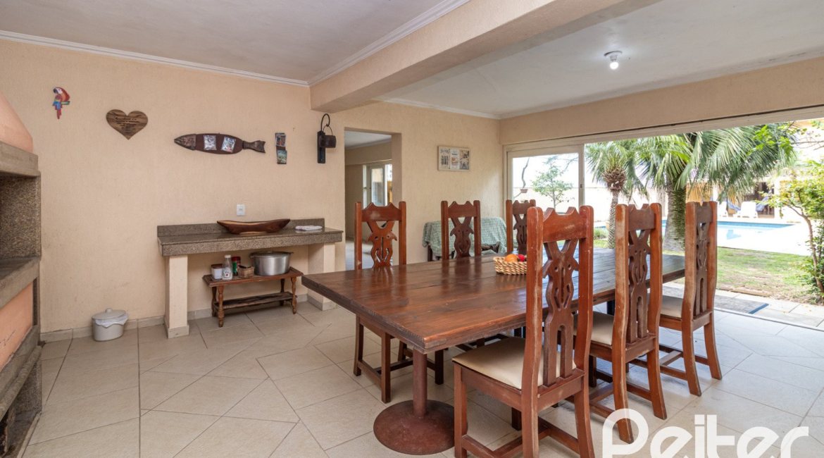 Casa à venda com 642m², 4 dormitórios, 2 suítes, 4 vagas, no bairro Ipanema em Porto Alegre