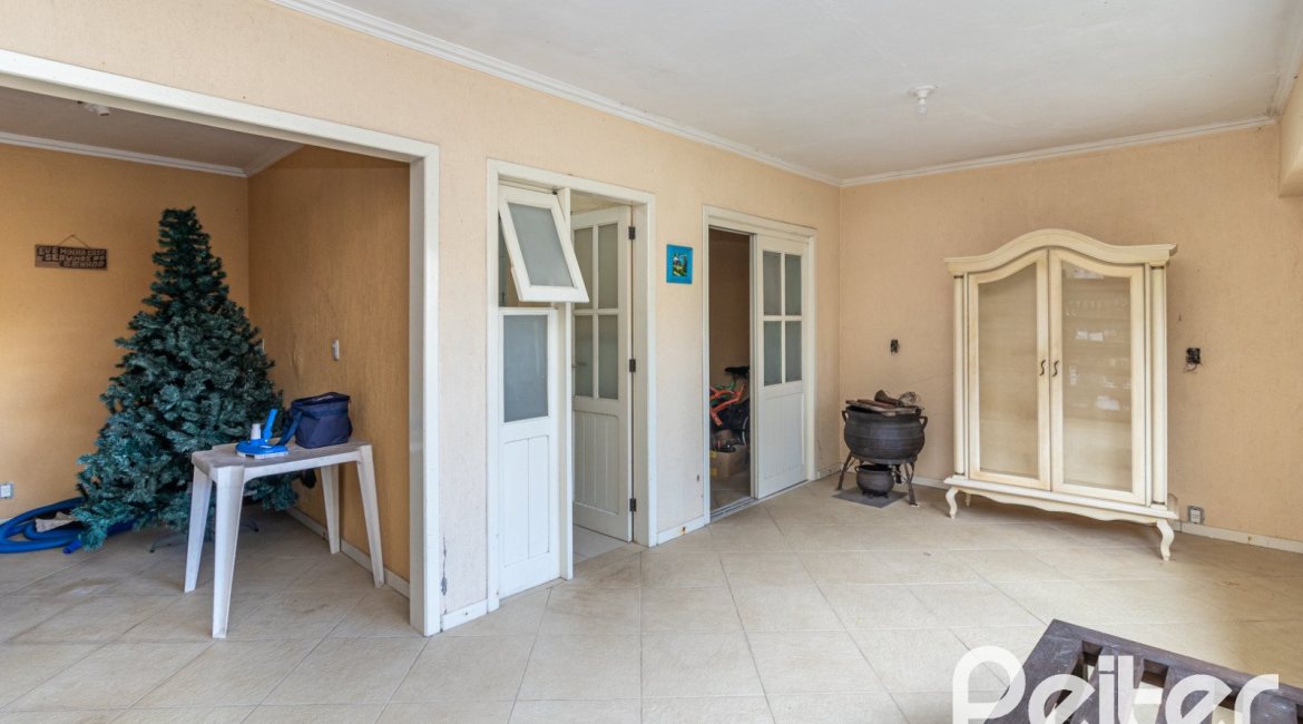 Casa à venda com 642m², 4 dormitórios, 2 suítes, 4 vagas, no bairro Ipanema em Porto Alegre