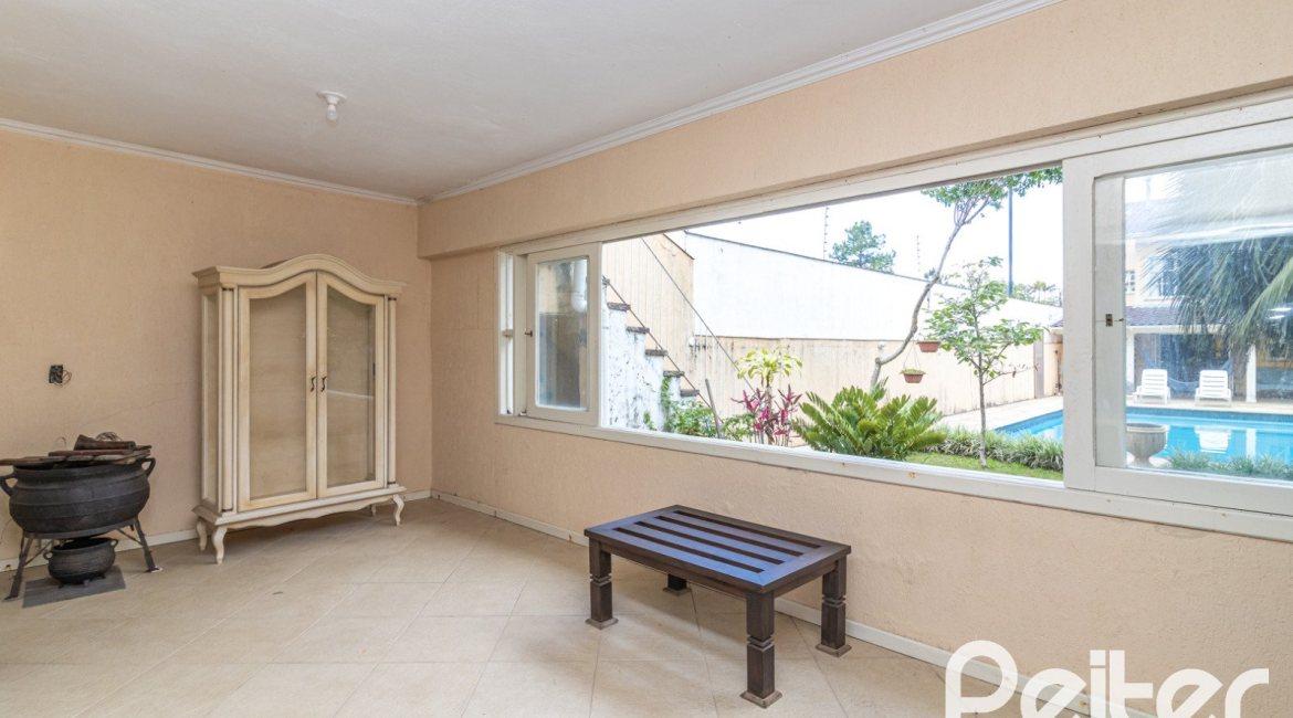 Casa à venda com 642m², 4 dormitórios, 2 suítes, 4 vagas, no bairro Ipanema em Porto Alegre