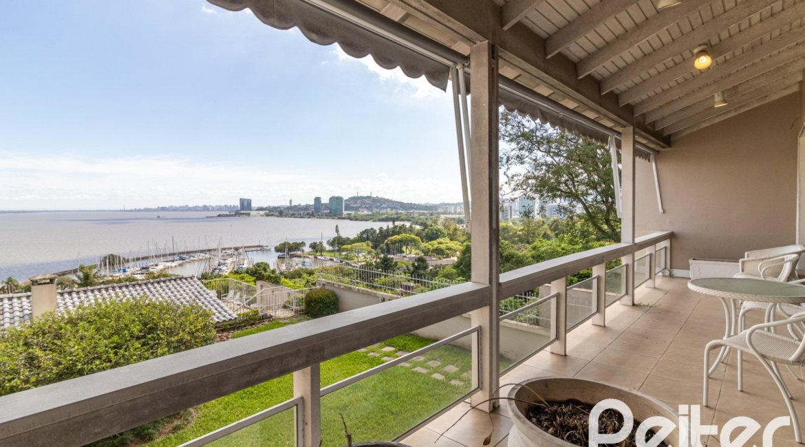 Casa à venda com 389m², 4 dormitórios, 2 suítes, 4 vagas, no bairro Vila Assunção em Porto Alegre