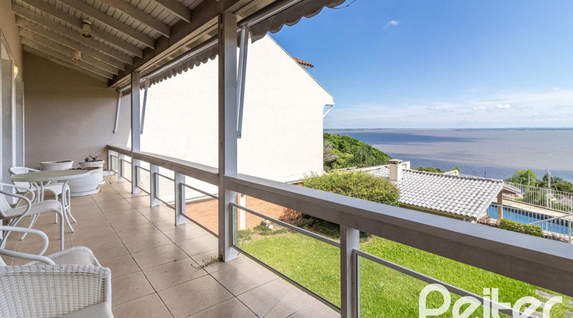 Casa à venda com 389m², 4 dormitórios, 2 suítes, 4 vagas, no bairro Vila Assunção em Porto Alegre