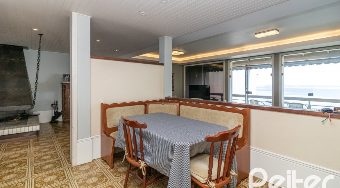 Casa à venda com 389m², 4 dormitórios, 2 suítes, 4 vagas, no bairro Vila Assunção em Porto Alegre