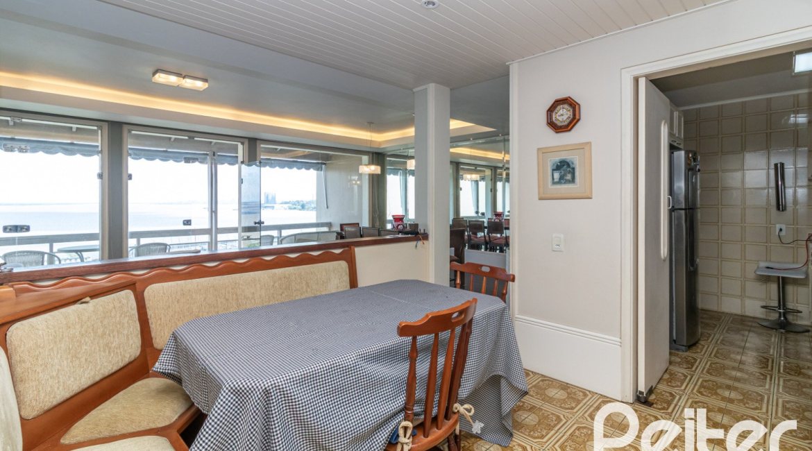 Casa à venda com 389m², 4 dormitórios, 2 suítes, 4 vagas, no bairro Vila Assunção em Porto Alegre