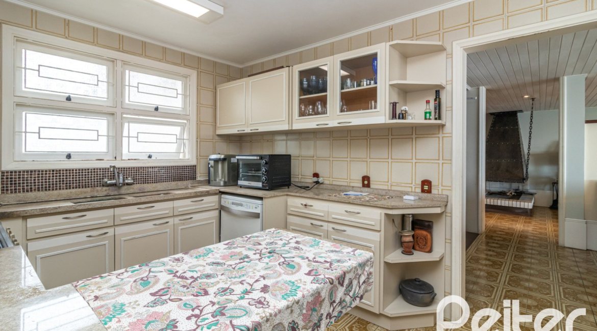 Casa à venda com 389m², 4 dormitórios, 2 suítes, 4 vagas, no bairro Vila Assunção em Porto Alegre