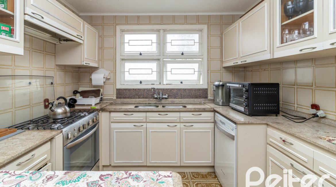 Casa à venda com 389m², 4 dormitórios, 2 suítes, 4 vagas, no bairro Vila Assunção em Porto Alegre