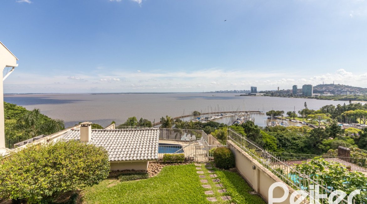 Casa à venda com 389m², 4 dormitórios, 2 suítes, 4 vagas, no bairro Vila Assunção em Porto Alegre