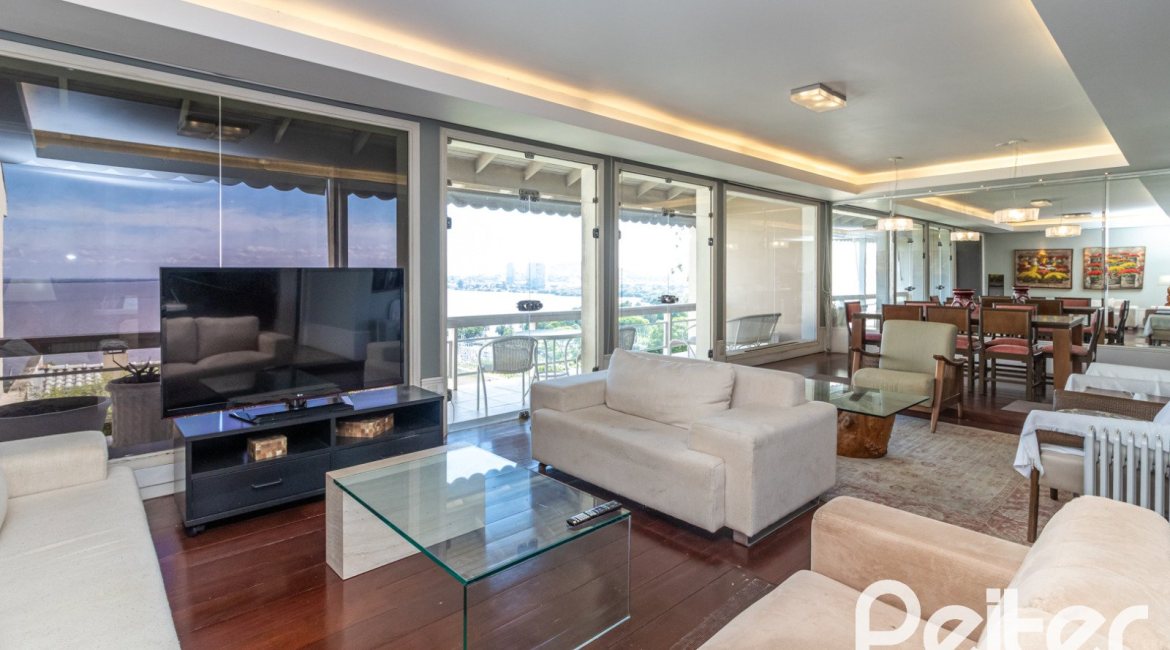 Casa à venda com 389m², 4 dormitórios, 2 suítes, 4 vagas, no bairro Vila Assunção em Porto Alegre