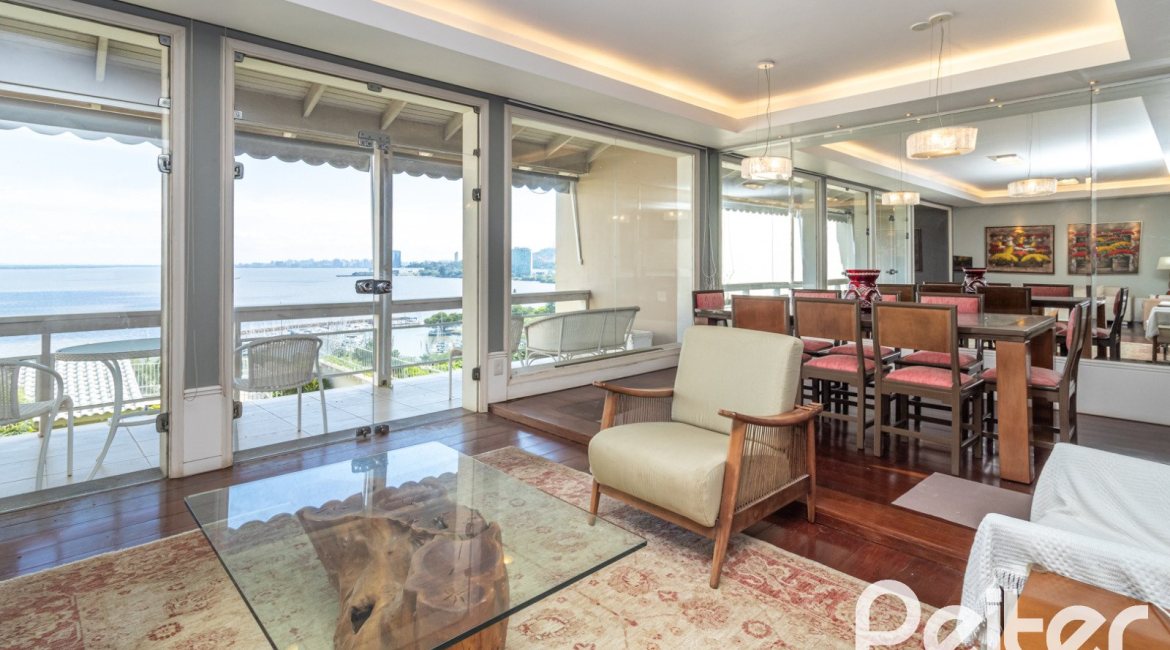 Casa à venda com 389m², 4 dormitórios, 2 suítes, 4 vagas, no bairro Vila Assunção em Porto Alegre