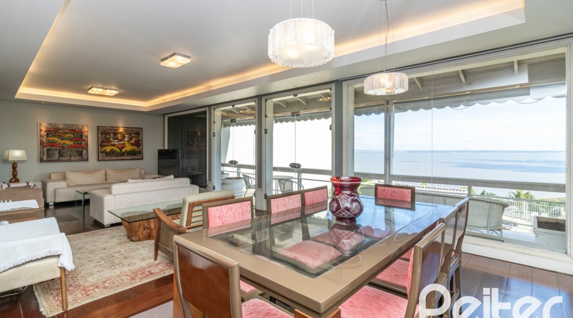 Casa à venda com 389m², 4 dormitórios, 2 suítes, 4 vagas, no bairro Vila Assunção em Porto Alegre