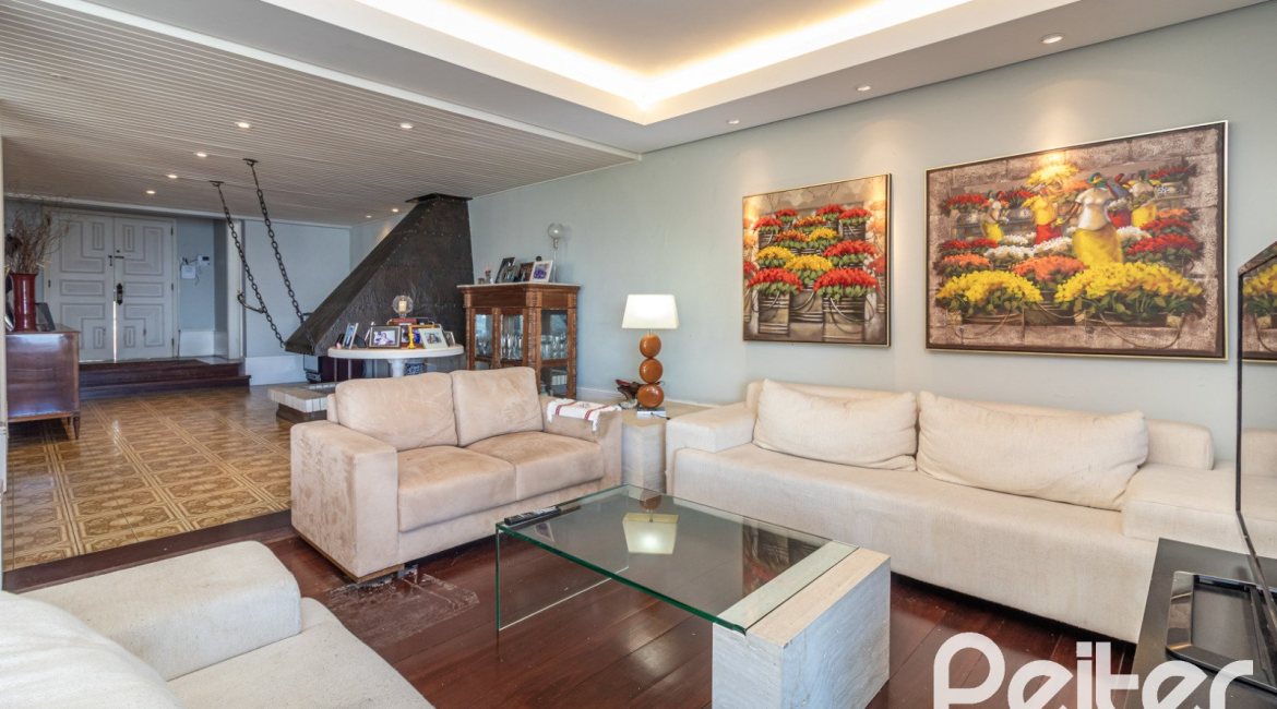 Casa à venda com 389m², 4 dormitórios, 2 suítes, 4 vagas, no bairro Vila Assunção em Porto Alegre