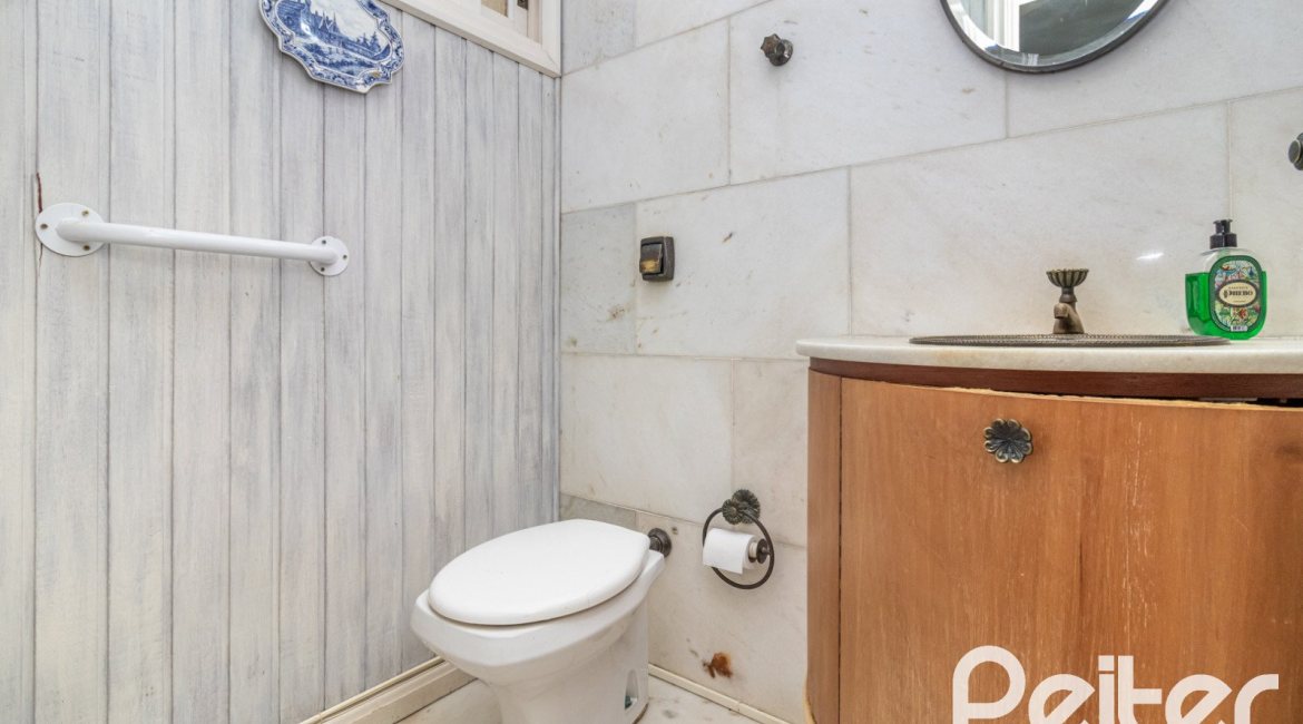 Casa à venda com 389m², 4 dormitórios, 2 suítes, 4 vagas, no bairro Vila Assunção em Porto Alegre