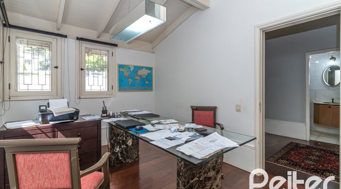 Casa à venda com 389m², 4 dormitórios, 2 suítes, 4 vagas, no bairro Vila Assunção em Porto Alegre