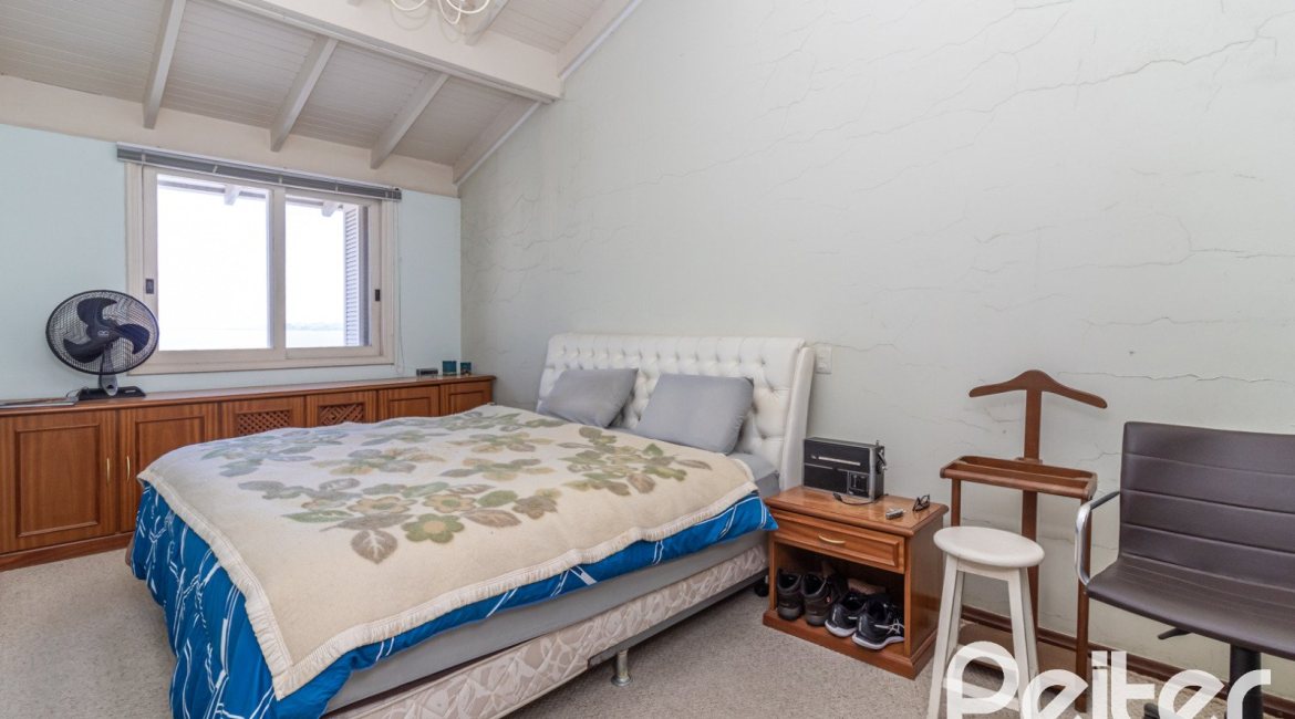 Casa à venda com 389m², 4 dormitórios, 2 suítes, 4 vagas, no bairro Vila Assunção em Porto Alegre