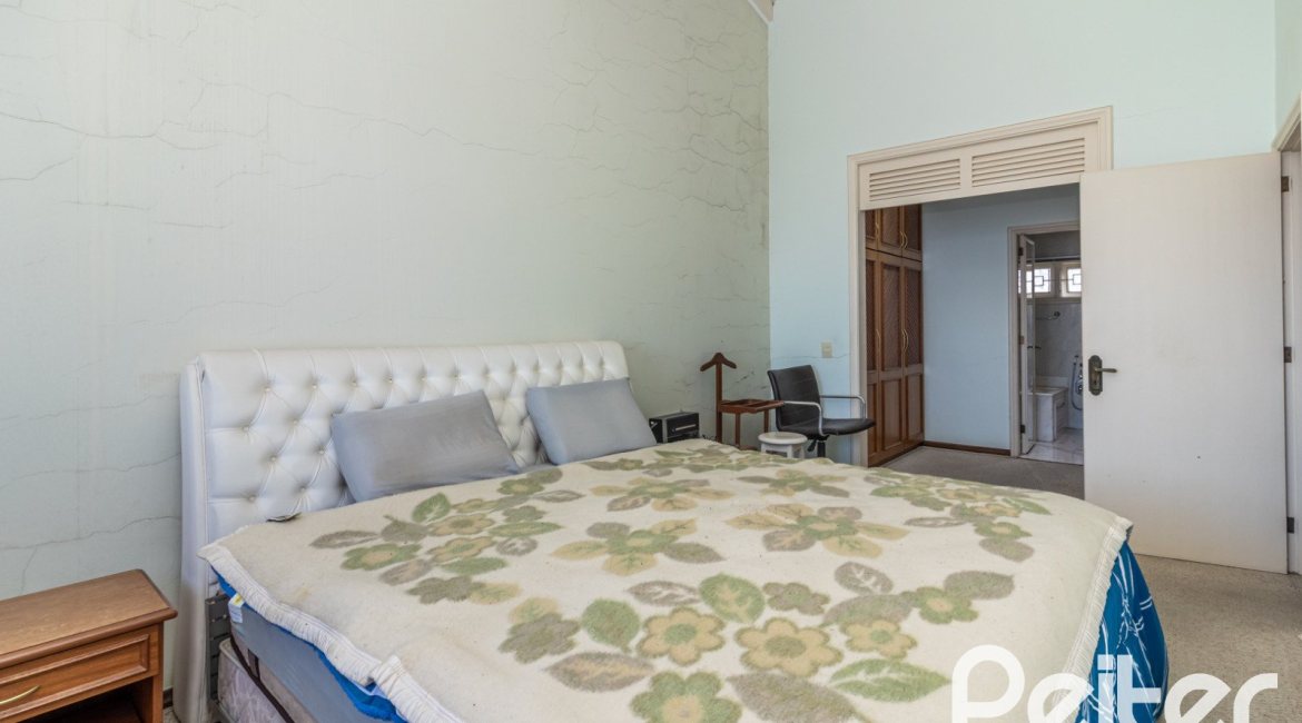 Casa à venda com 389m², 4 dormitórios, 2 suítes, 4 vagas, no bairro Vila Assunção em Porto Alegre