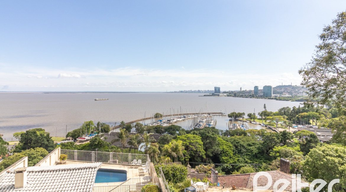 Casa à venda com 389m², 4 dormitórios, 2 suítes, 4 vagas, no bairro Vila Assunção em Porto Alegre