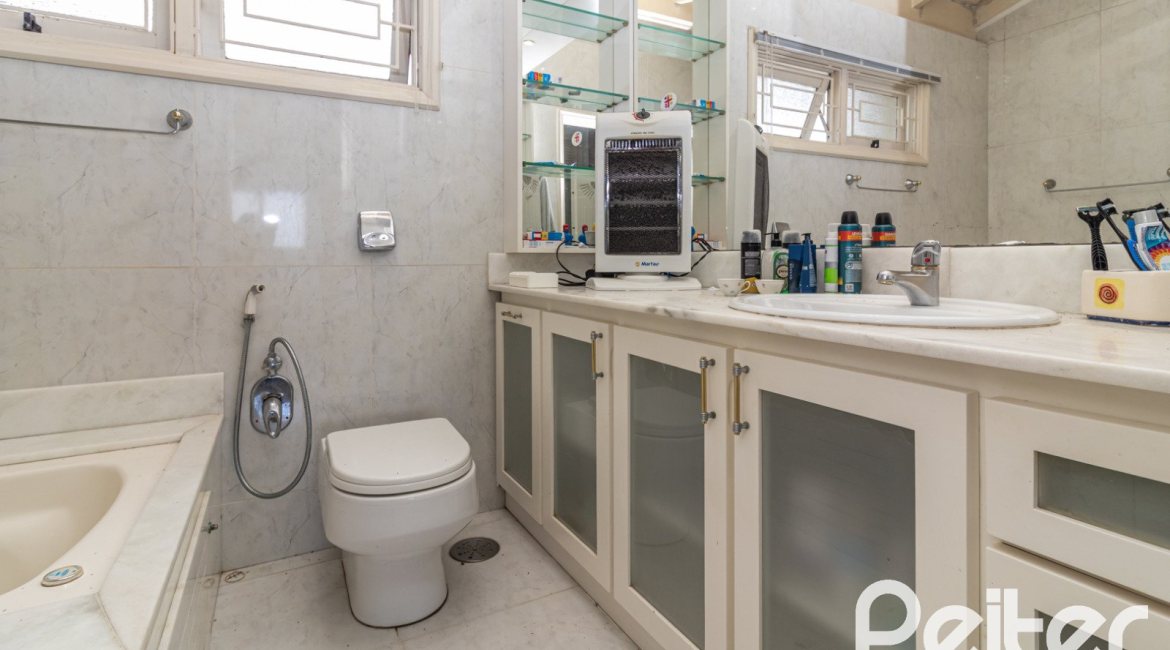 Casa à venda com 389m², 4 dormitórios, 2 suítes, 4 vagas, no bairro Vila Assunção em Porto Alegre