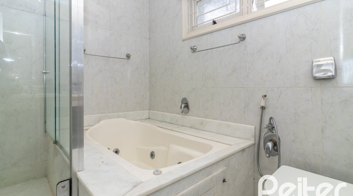 Casa à venda com 389m², 4 dormitórios, 2 suítes, 4 vagas, no bairro Vila Assunção em Porto Alegre