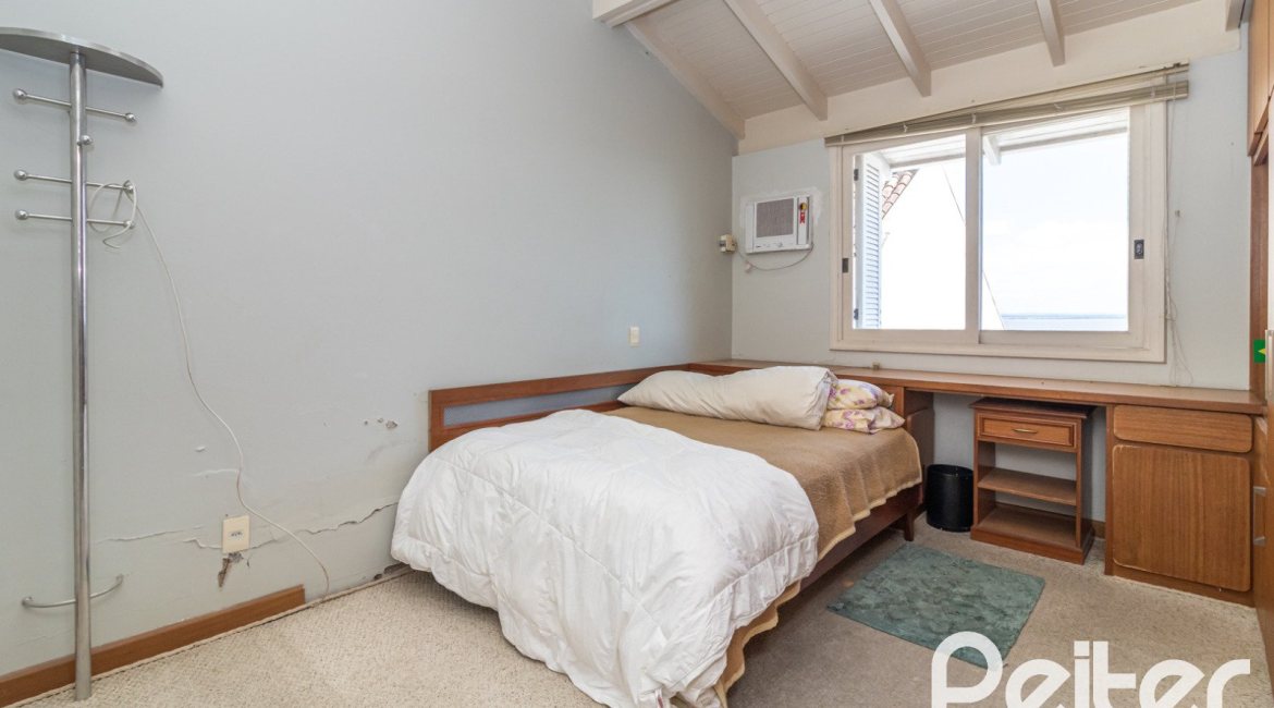 Casa à venda com 389m², 4 dormitórios, 2 suítes, 4 vagas, no bairro Vila Assunção em Porto Alegre