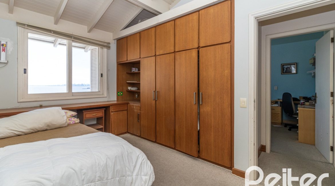 Casa à venda com 389m², 4 dormitórios, 2 suítes, 4 vagas, no bairro Vila Assunção em Porto Alegre