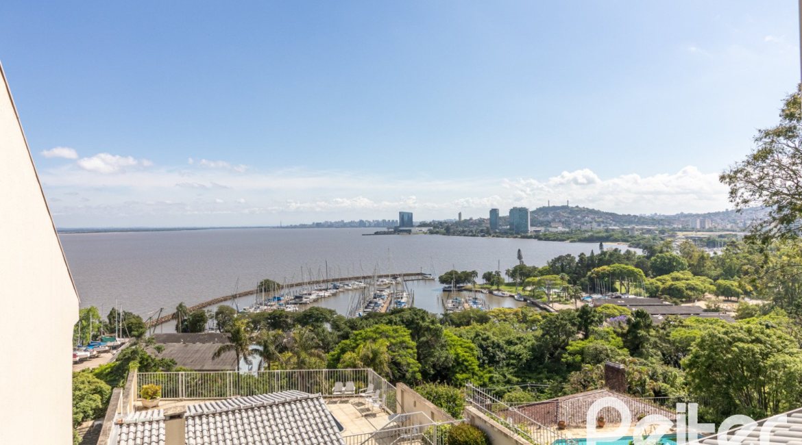 Casa à venda com 389m², 4 dormitórios, 2 suítes, 4 vagas, no bairro Vila Assunção em Porto Alegre