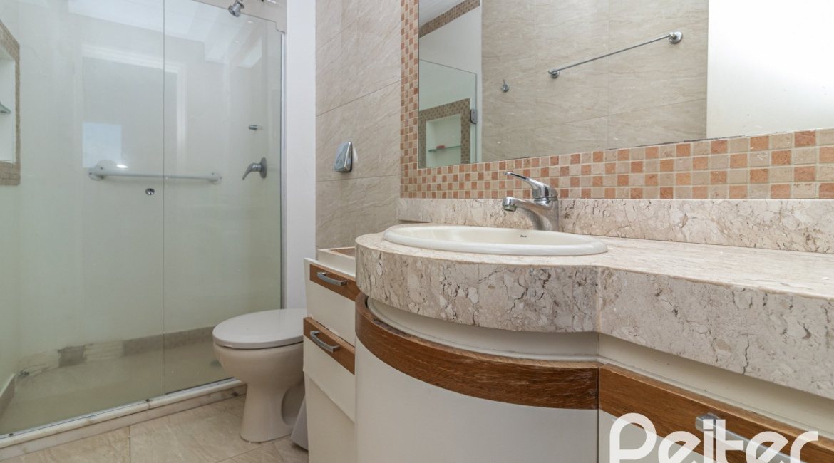 Casa à venda com 389m², 4 dormitórios, 2 suítes, 4 vagas, no bairro Vila Assunção em Porto Alegre