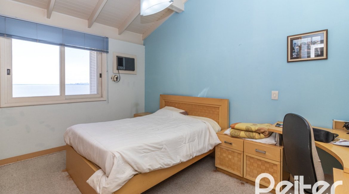 Casa à venda com 389m², 4 dormitórios, 2 suítes, 4 vagas, no bairro Vila Assunção em Porto Alegre