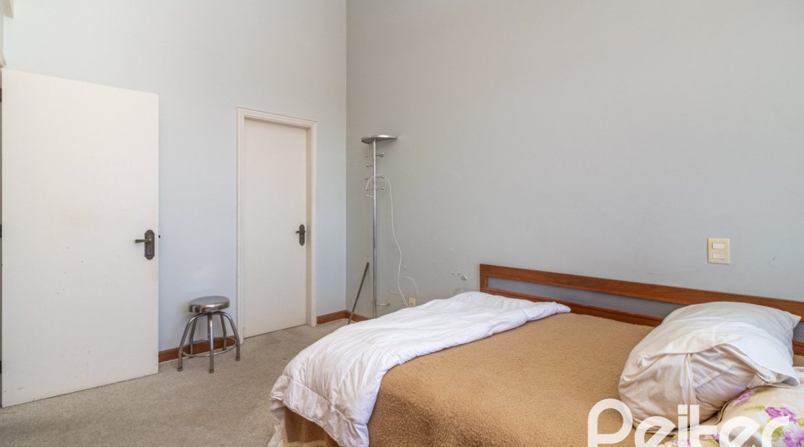 Casa à venda com 389m², 4 dormitórios, 2 suítes, 4 vagas, no bairro Vila Assunção em Porto Alegre