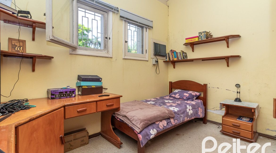 Casa à venda com 389m², 4 dormitórios, 2 suítes, 4 vagas, no bairro Vila Assunção em Porto Alegre