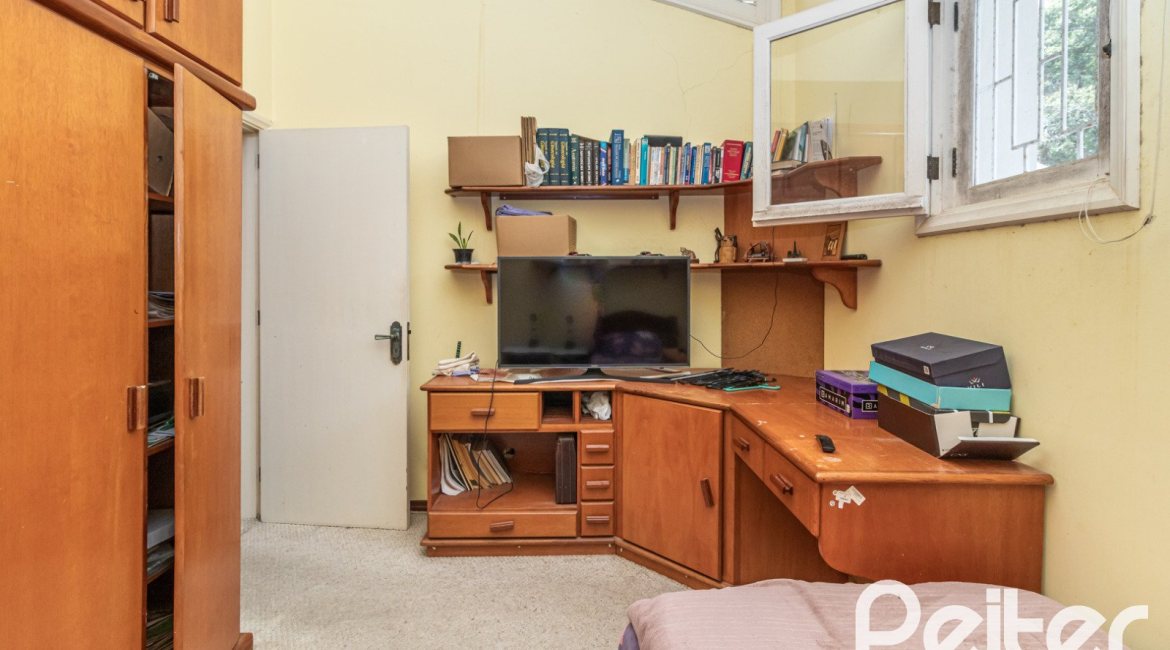 Casa à venda com 389m², 4 dormitórios, 2 suítes, 4 vagas, no bairro Vila Assunção em Porto Alegre