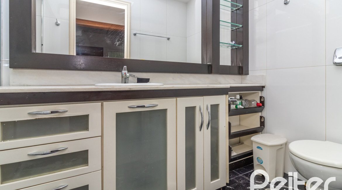 Casa à venda com 389m², 4 dormitórios, 2 suítes, 4 vagas, no bairro Vila Assunção em Porto Alegre