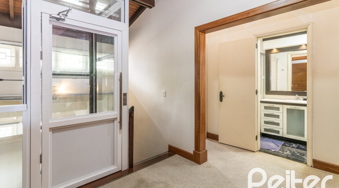 Casa à venda com 389m², 4 dormitórios, 2 suítes, 4 vagas, no bairro Vila Assunção em Porto Alegre