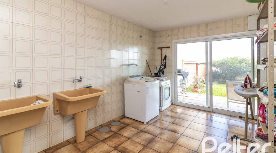 Casa à venda com 389m², 4 dormitórios, 2 suítes, 4 vagas, no bairro Vila Assunção em Porto Alegre