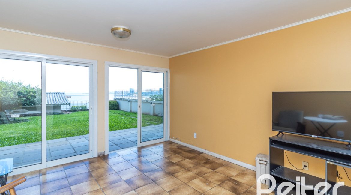 Casa à venda com 389m², 4 dormitórios, 2 suítes, 4 vagas, no bairro Vila Assunção em Porto Alegre