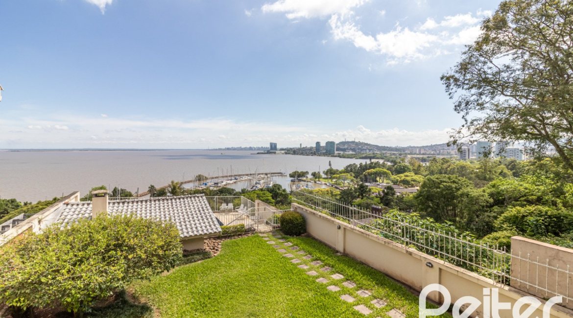 Casa à venda com 389m², 4 dormitórios, 2 suítes, 4 vagas, no bairro Vila Assunção em Porto Alegre