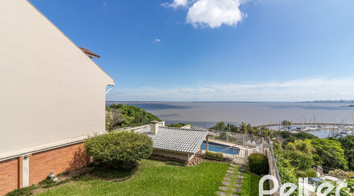 Casa à venda com 389m², 4 dormitórios, 2 suítes, 4 vagas, no bairro Vila Assunção em Porto Alegre