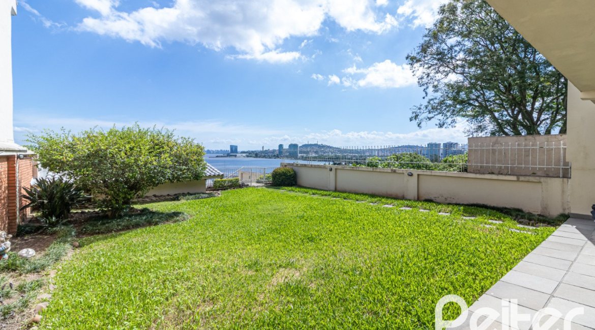Casa à venda com 389m², 4 dormitórios, 2 suítes, 4 vagas, no bairro Vila Assunção em Porto Alegre