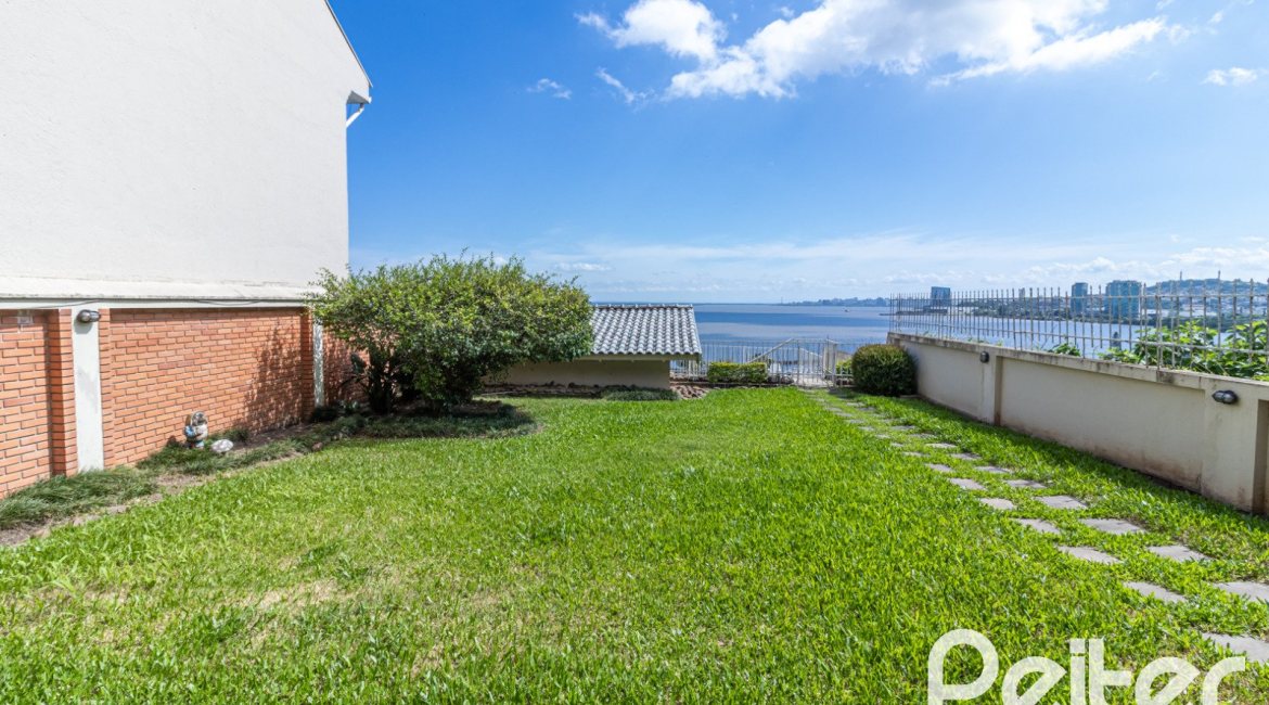 Casa à venda com 389m², 4 dormitórios, 2 suítes, 4 vagas, no bairro Vila Assunção em Porto Alegre