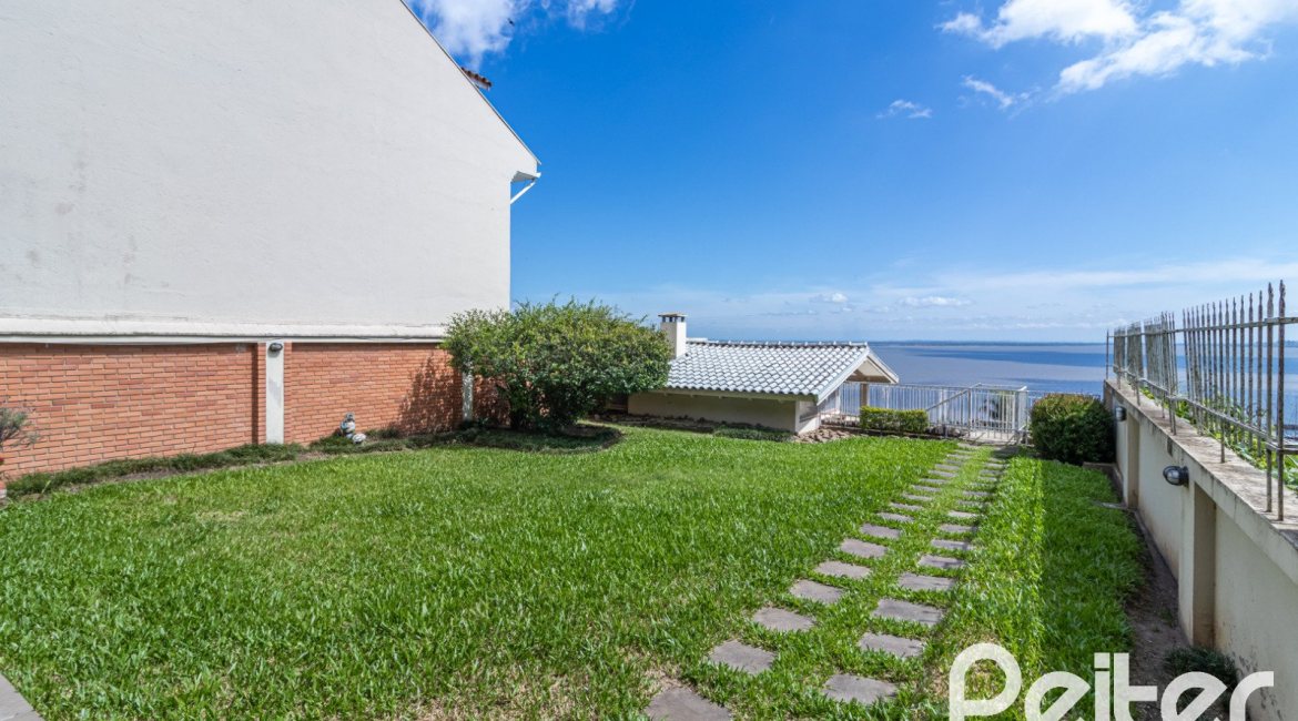 Casa à venda com 389m², 4 dormitórios, 2 suítes, 4 vagas, no bairro Vila Assunção em Porto Alegre