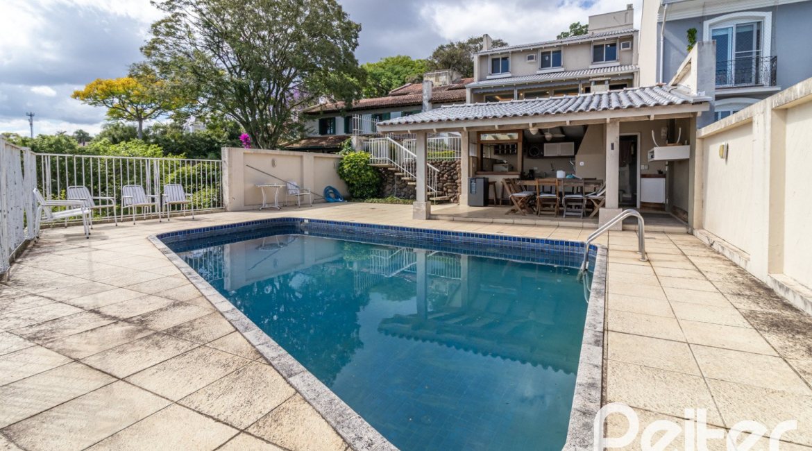 Casa à venda com 389m², 4 dormitórios, 2 suítes, 4 vagas, no bairro Vila Assunção em Porto Alegre