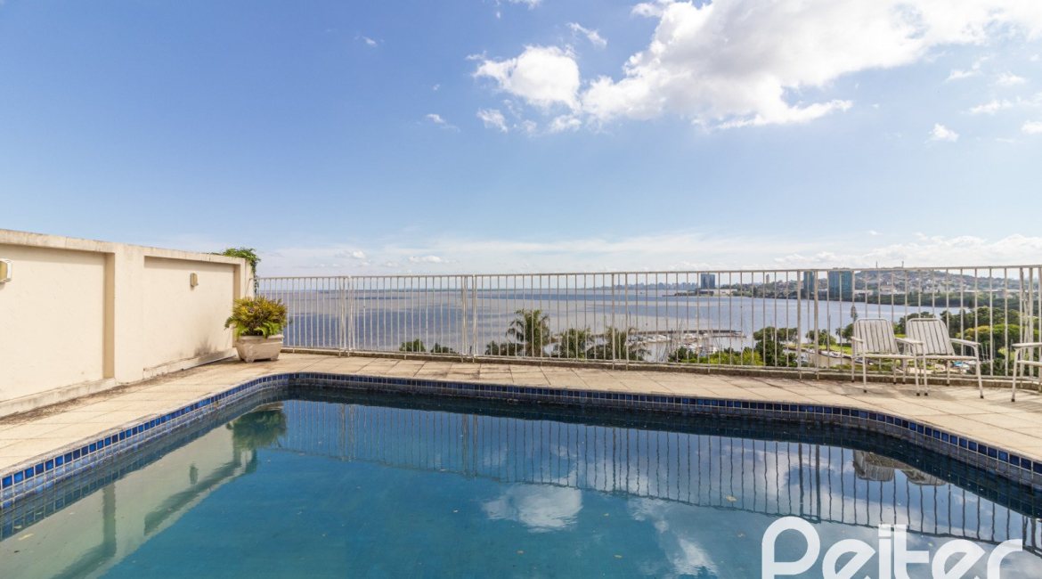 Casa à venda com 389m², 4 dormitórios, 2 suítes, 4 vagas, no bairro Vila Assunção em Porto Alegre