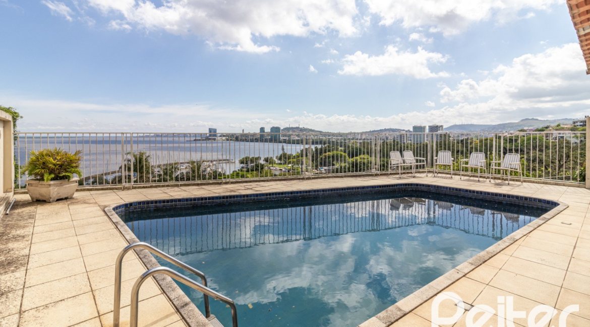 Casa à venda com 389m², 4 dormitórios, 2 suítes, 4 vagas, no bairro Vila Assunção em Porto Alegre