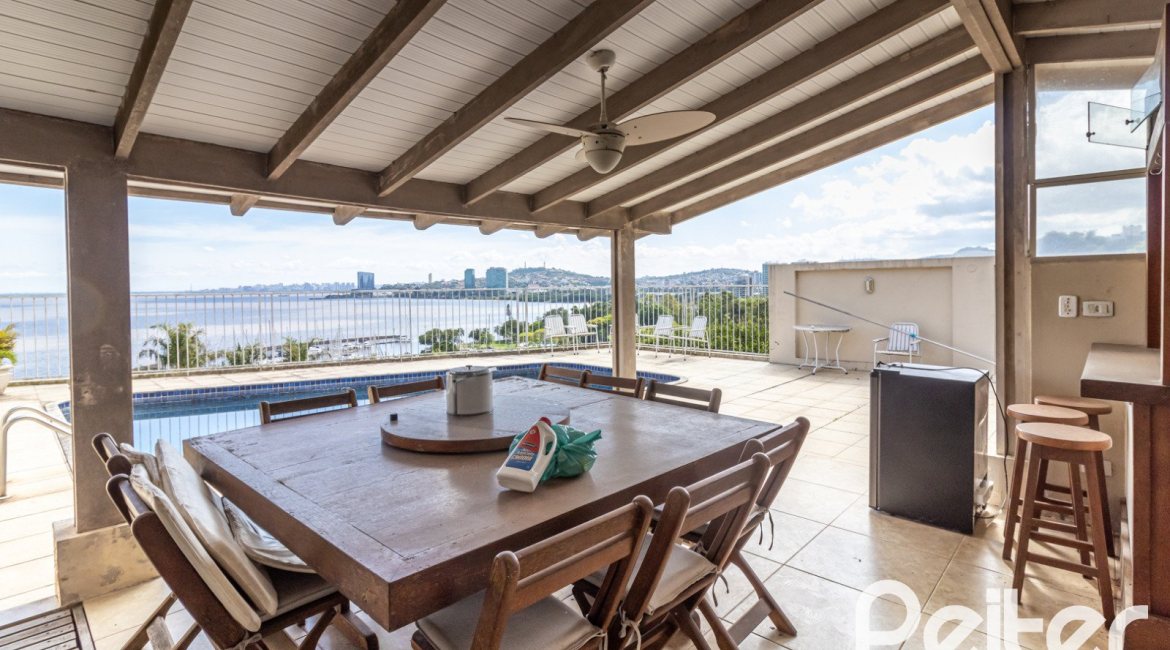 Casa à venda com 389m², 4 dormitórios, 2 suítes, 4 vagas, no bairro Vila Assunção em Porto Alegre