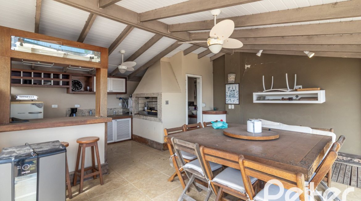 Casa à venda com 389m², 4 dormitórios, 2 suítes, 4 vagas, no bairro Vila Assunção em Porto Alegre