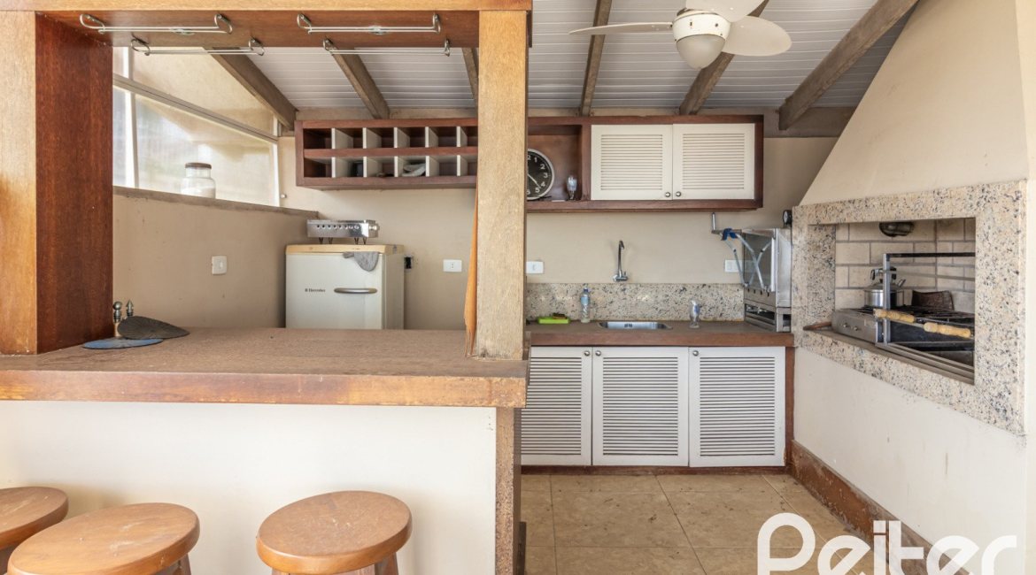 Casa à venda com 389m², 4 dormitórios, 2 suítes, 4 vagas, no bairro Vila Assunção em Porto Alegre