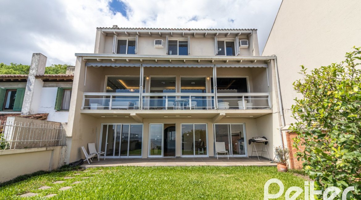 Casa à venda com 389m², 4 dormitórios, 2 suítes, 4 vagas, no bairro Vila Assunção em Porto Alegre