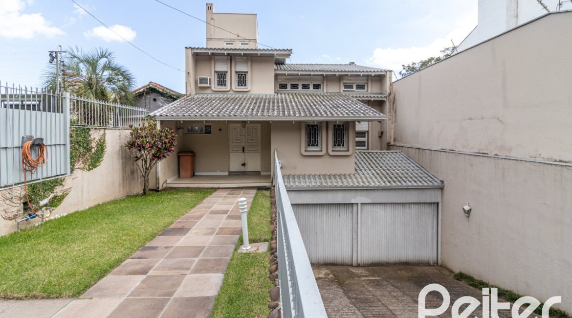 Casa à venda com 389m², 4 dormitórios, 2 suítes, 4 vagas, no bairro Vila Assunção em Porto Alegre