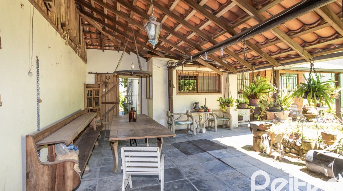 Casa à venda com 169m², 3 dormitórios, 1 suíte, 5 vagas, no bairro Jardim Isabel em Porto Alegre